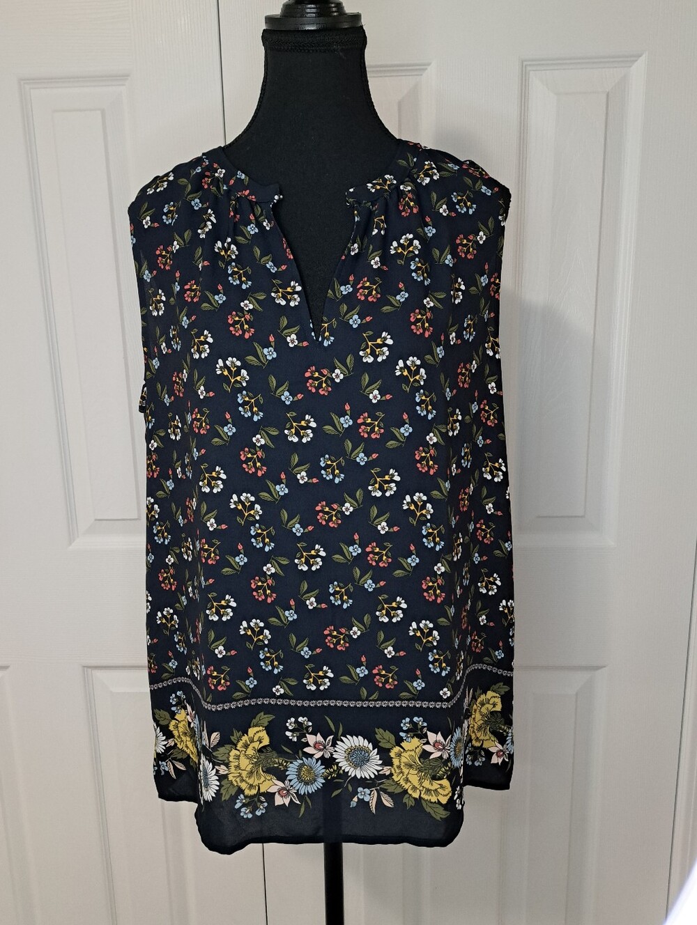 Loft Floral Print Blouse Navy Blue Size Medium Feminine Sleeveless Flowy Light